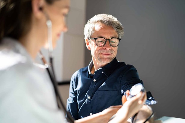 Healthcheck - Man getting blood pressure checked